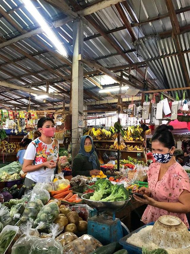 Tampil Sederhana, Ini 7 Momen Tamara Bleszynski saat Belanja di Pasar Tradisional