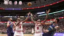 Para Pemain Chicago Bulls berebut bola pemain Charlotte Hornets pada laga NBA preseason basketball game di Chicago, Selasa (18/10/2016) WIB.  (AP/Charles Rex Arbogast)
