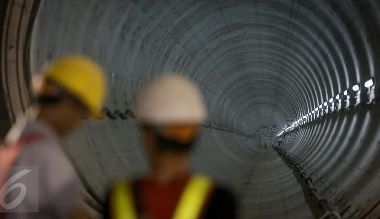 Pekerja meninjau terowongan MRT yang masih dalam tahap penyelesaian di Bundaran HI, Jakarta, Senin (20/3). Pembangunan otomatis menambah panjang jalur MRT yang tadinya 8,5 kilometer menjadi 14,6 kilometer. (Liputan6.com/Faizal Fanani)