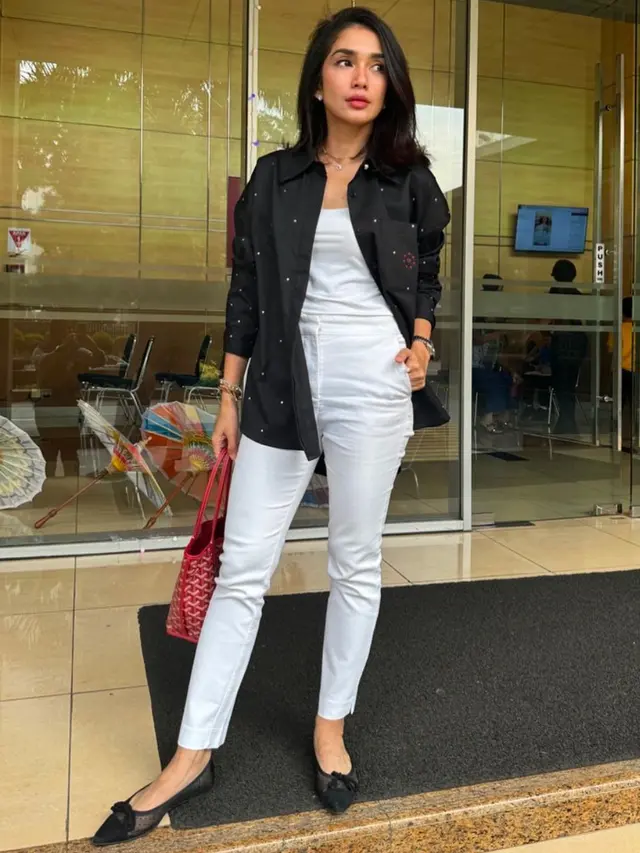 Ussy Sulistiawaty Buktikan Awet Muda dengan Fashion yang Selalu On Point (Instagram/@ussypratama)
