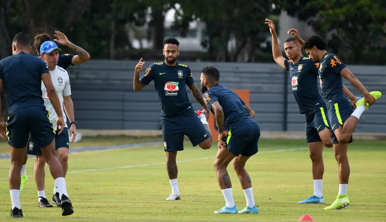 Penyerang Brasil, Neymar (tengah) bersama rekan-rekannya melakukan pemanasan saat mengikuti sesi latihan tim di Singapura (7/10/2019).  Brasil akan menghadapi Senegal pada pertandingan persahabatan di Singapore National Stadium pada 10 Oktober 2019. (AFP Photo/Roslan Rahman)