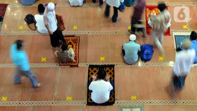 FOTO: Sholat Jumat Pertama Saat Ramadhan di Masjid Kubah Emas