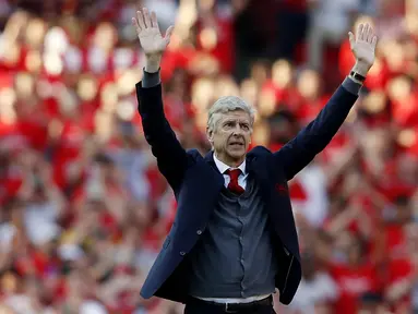 Pelatih Arsenal, Arsene Wenger, menyapa suporter saat perpisahan di Stadion Emirates (6/5/2018). Selama 22 tahun membesut Arsenal, Wenger telah mempersembahkan 17 gelar dan 704 Kemenangan. (AFP/Adrian Dennis)
