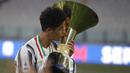 Striker Juventus, Cristiano Ronaldo, mencium trofi juara Serie A musim 2019-20 di Stadion Allianz, Sabtu (1/8/2020). CR7 berhasil membawa Juventus merengkuh gelar Liga Italia kesembilan secara beruntun. (AP Photo/Luca Bruno)