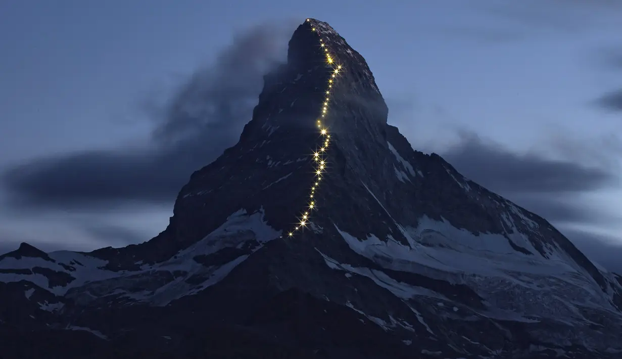 Cahaya lampu terlihat di puncak gunung Matterhorn, Zermatt, Swiss, Senin (13/7/2015). Para wisatawan yang ingin berkunjung ke gunung ini tidak perlu khawatir, karena kini telah terdapat kereta gantung menuju puncak Matterhorn. (REUTERS/Denis Balibouse)