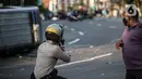 Polisi menembak ke arah massa saat bentrok di kawasan Pejompongan, Jakarta, Rabu (7/10/2020). Belum bisa dipastikan apakah aksi tersebut berkaitan dengan isu aksi penolakan pengesahan UU Omnibus Law Cipta Kerja. (Liputan6.com/Faizal Fanani)