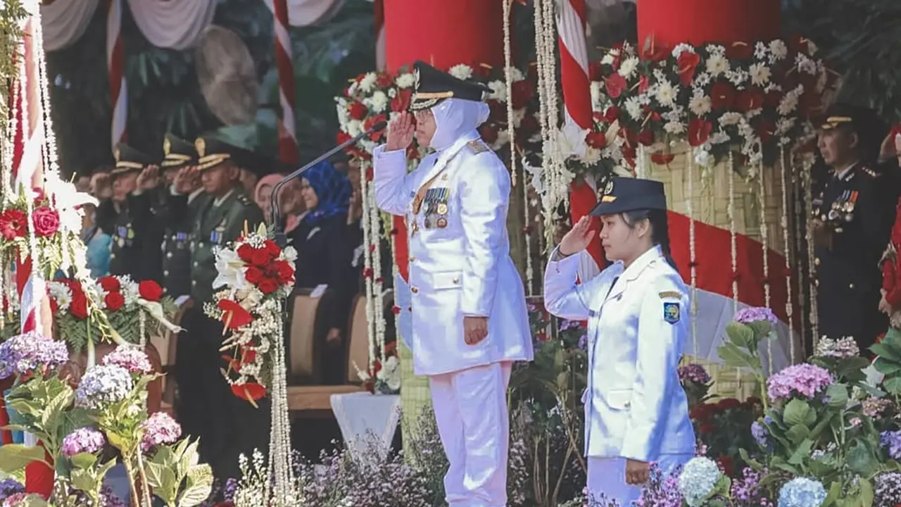 6 Potret Semarak Upacara HUT Ke-74 RI di Surabaya
