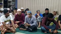 Timnas Indonesia U-19 saat menjalani ibadah salat Jumat di Masjid Darussalam, Paran, Korea Selatan, Jumat (3/11/2017). (Bola.com/Istimewa)
