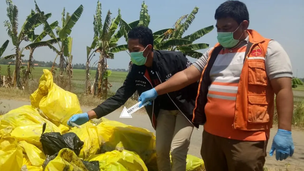 Limbah medis di pesisir pantai di Karawang