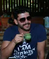 Emre Kivilcim pemeran Selim di serial 'Elif' mencicipi kopi luwak di tempat pembuatan kopi di Bali, Teba Sari Bali Agrotourism, pada Rabu (26/8/2015). (Deki Prayoga/Bintang.com)