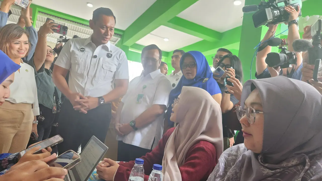 Menko Bidang Infrastruktur dan Pembangunan Kewilayahan, Agus Harimurti Yudhoyono, meninjau pelaksanaan program cek kesehatan gratis di UPTD Puskesmas Beji, Depok, Senin (10/2/2025).