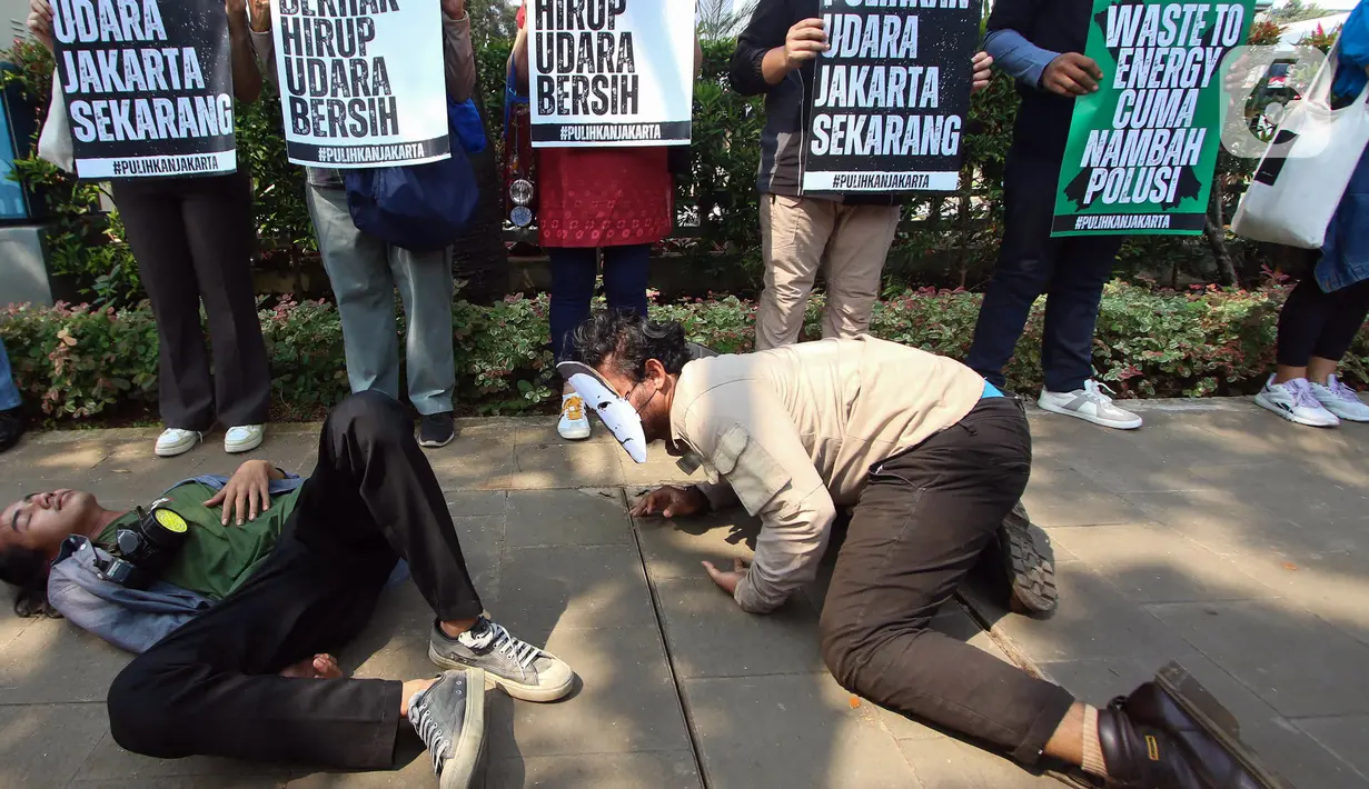 Massa menggelar aksi sekitar pukul 10.00 WIB. Puluhan demonstran hadir membawa poster hingga spanduk yang berisi sejumlah tuntutan. (Liputan6.com/Herman Zakharia)