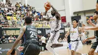 Bima Perkasa Jogja ketika menghadapi Amartha Hangtuah dalam lanjutan IBL 2025 di GOR Pancasila UGM, Sleman, Minggu (2/2/2025). (Bola.com/Ana Dewi)