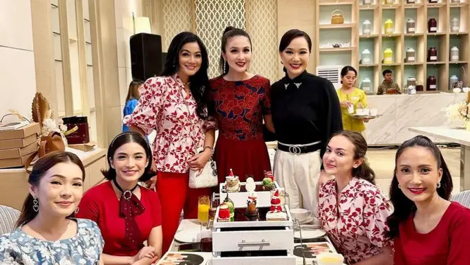 Adu Gaya Artis Kenakan Baju Merah Koleksi Busana Sandra Dewi