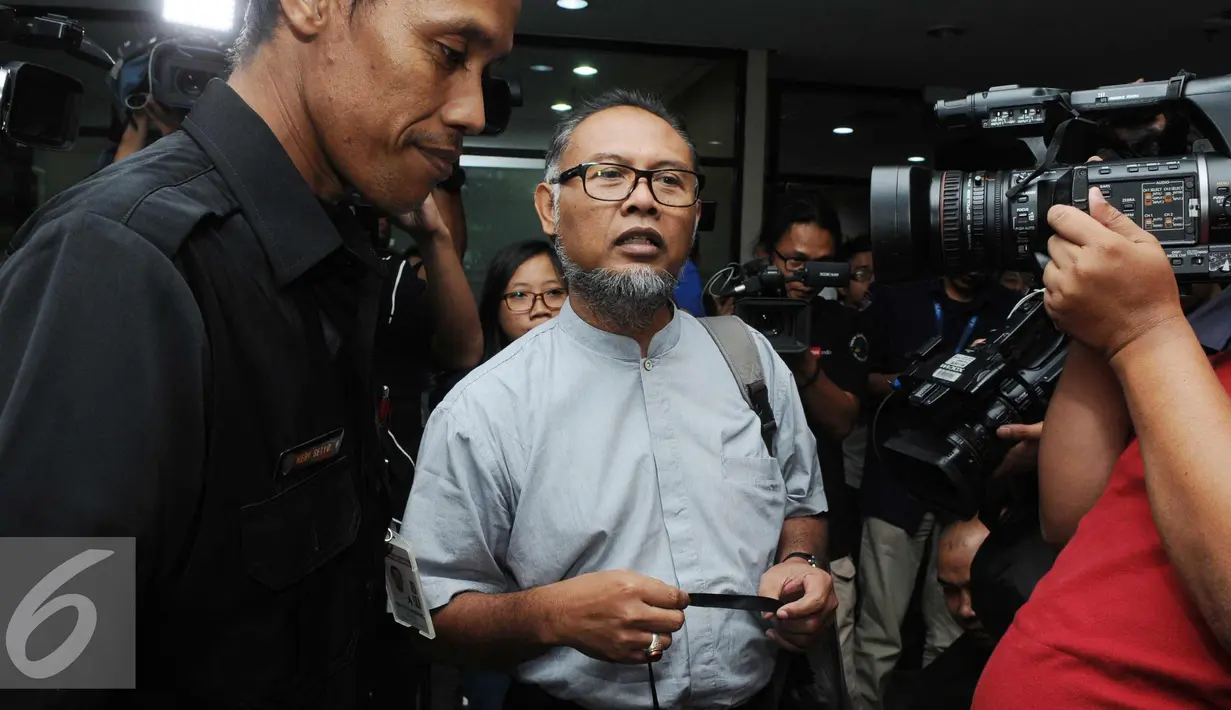Mantan Wakil Ketua KPK, Bambang Widjojanto mendatangi KPK, Jakarta, Kamis (24/3). Bambang mengatakan tidak peduli dengan status tersangka adiknya, Haryadi Budi Kuncoro dalam kasus korupsi. (Liputan6.com/Helmi Afandi)