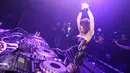 DJ Butterfly berjoged sambil memainkan musiknya di Lantai dansa Colosseum Jakarta, Rabu (8/3). Selain kemampuanya menjadi FDJ, wanita berdarah Thailand itu ternyata punya bakat lain seperti bernyanyi dan menari, serta modeling. (Liputan6.com/Helmi Afandi)