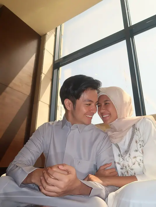 Angga kenakan gamis bernuansa abu-abu, sedangkan Shenina kenakan kaftan dengan detail payet yang manis.  [Foto: Instagram/ Shenina Cinnamon]