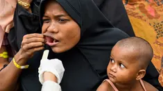 Petugas kesehatan Universitas Syiah Kuala memeriksa seorang pengungsi Rohingya di tempat penampungan sementara gedung pemerintah di Banda Aceh, Aceh, Kamis (11/1/2024). Tim medis dari Rumah Sakit Pendidikan Universitas Syiah Kuala Banda Aceh memberi pelayanan kesehatan rutin bagi pengungsi Rohingya di Banda Aceh. (CHAIDEER MAHYUDDIN/AFP)