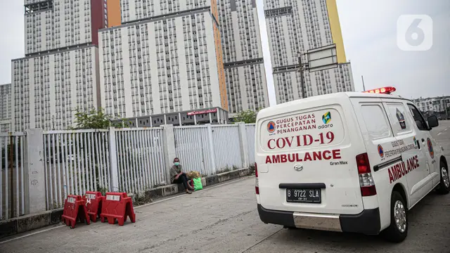 FOTO: Kesibukan Tim Medis Bawa Pasien COVID-19 ke Wisma Atlet
