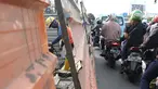 Aktivitas pekerja menyelesaikan proyek revitalisasi trotoar di Jalan Salemba Raya, Jakarta, Jumat (6/9/2019). Proyek revitalisasi trotoar dengan anggaran Rp 75 miliar ini ditargetkan rampung pada Desember mendatang. (Liputan6.com/Helmi Fithriansyah)
