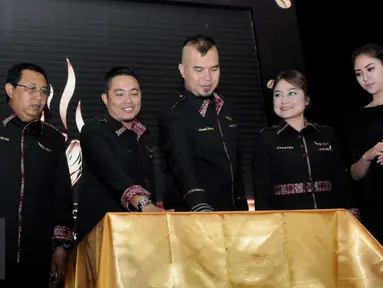 Musisi Ahmad Dhani (tengah) beserta CEO Kopi Pak Belalang Zaini Hassan (kedua kiri) saat peluncuran di Jakarta, (24/3). Musisi ternama Ahmad Dhani sebagai brand ambasador sekaligus produser dalam iklan Kopi Pak Belalang. (Liputan6.com/Helmi Afandi)