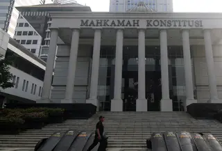 Personil Brimob berjalan melintasi halaman depan Gedung Mahkamah Konstitusi, Jakarta, Kamis (13/6/2019). Mahkamah Konstitusi akan menggelar sidang Perselisihan Hasil Pemilihan Presiden/Wakil Presiden Pemilu 2019 pada, Jumat (14/6). (Liputan6.com/Helmi Fithriansyah)