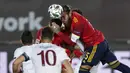 Bek Spanyol, Sergio Ramos, menyundul bola saat melawan Swiss pada laga UEFA Nations League di Stadion Alfredo di Stefano, Minggu (11/10/2020). Spanyol menang dengan skor 1-0. (AP Photo/Manu Fernandez)
