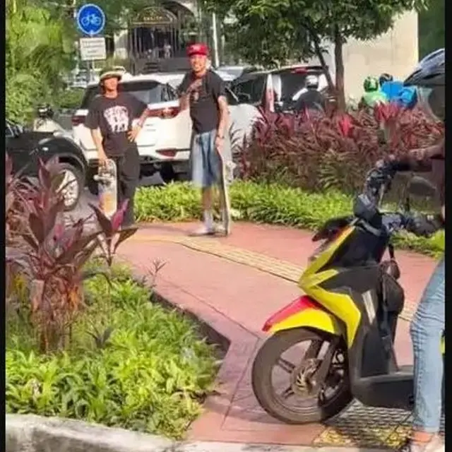 Aksi Pemuda Main Skateboard untuk Halangai Pemotor Masuk Trotoar Tuai Pujian