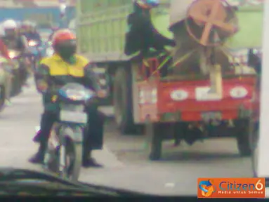 Citizen6, Bandung: Jalan yang sedang diperbaiki membuat para pengendara sepeda motor nekat melawan arah. (Pengirim: Imam)
