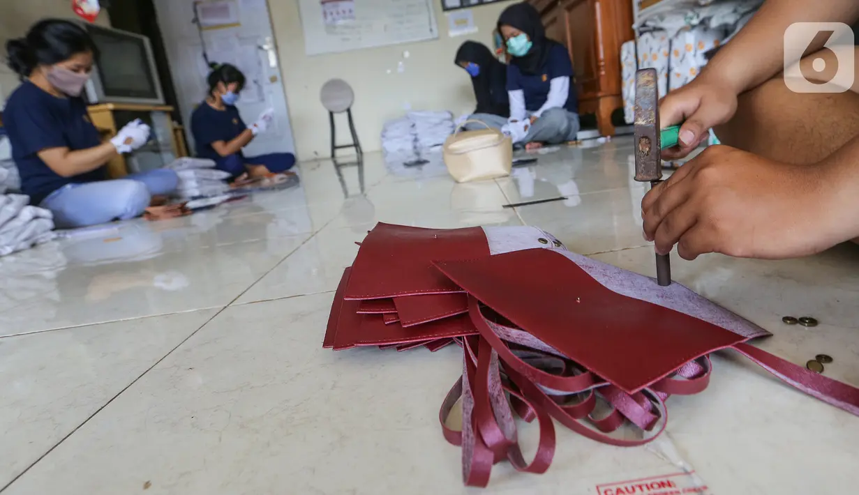 Pekerja membuat dompet di Gemilang Craft Pamulang, Tangsel, Kamis (23/4/2020). Gemilang Craft menciptakan ide kreatif dengan memproduksi 1000 sabun cuci tangan berukuran lembaran kertas per hari sebagai alternatif pengganti hand sanitizer selama pandemi Covid-19. (Liputan6.com/Fery Pradolo)