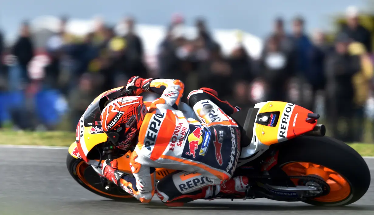 Aksi pembalap Repsol Honda, Marc Marquez saat mengiktui MotoGP Australia di Phillip Island (22/10). Dalam balapan ini, Marc Marquez harus berduel sengit dengan empat pembalap sebelum menyegel podium pertama. (AFP Photo/Paul Crock)
