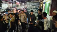 Polisi melakukan mediasi terhadap dua ormas yang bentrok di Tangerang (Liputan6.com/Pramita Tristiawati)