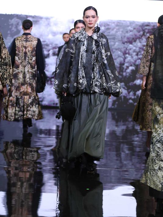Acara kemudian berlanjut fashion show Selaras Wastra bertajuk Echoes of Borneo by Irmasari Joedawinata x Sasirangan Kalimantan Selatan. (KapanLagi.com/Budy Santoso)