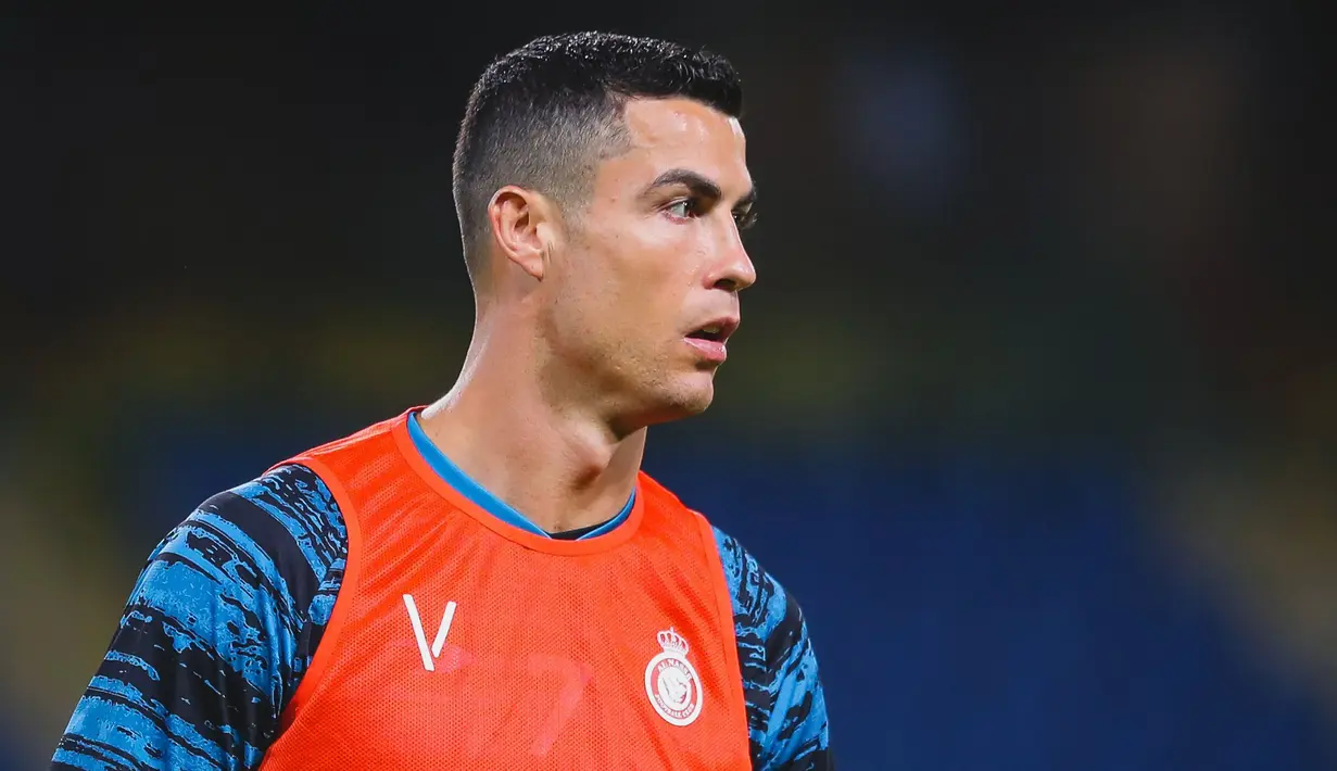 Pemain Al Nassr, Cristiano Ronaldo melakukan latihan menjelang laga debutnya di Liga Pro Arab Saudi 2022/2023 melawan Al Ittifaq yang berlangsung di Mrsool Park, Minggu (22/01/2023) dini hari WIB. CR7 sebelumnya harus absen dalam dua laga Al Nassr karena terkena sanksi yang didapat dari Manchester United. (Twitter/@AlNassrFC)