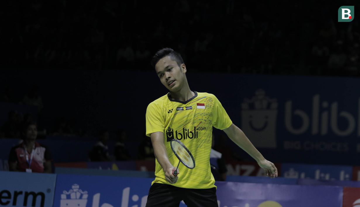 Tunggal putra Indonesia, Anthony Sinisuka Ginting, saat melawan wakil Jepang, Kento Momota, pada Indonesia Open di Istora Senayan, Kamis, (5/7/2018). Anthony Ginting takluk 14-21, 15-21. (Bola.com/M Iqbal Ichsan)
