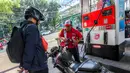 Mengacu harga BBM April 2026, semua jenis BBM nonsubsidi dan nonsubsidi tidak mengalami penyesuaian, baik Pertamax Series maupun Dex Series. Tampak dalam foto, seorang pekerja SPBU (kanan) membantu pengendara sepeda motor mengisi bahan bakar di sebuah Stasiun Pengisian Bahan Bakar Umum (SPBU), Jakarta pada Rabu 1 April 2026. (BAY ISMOYO/AFP)