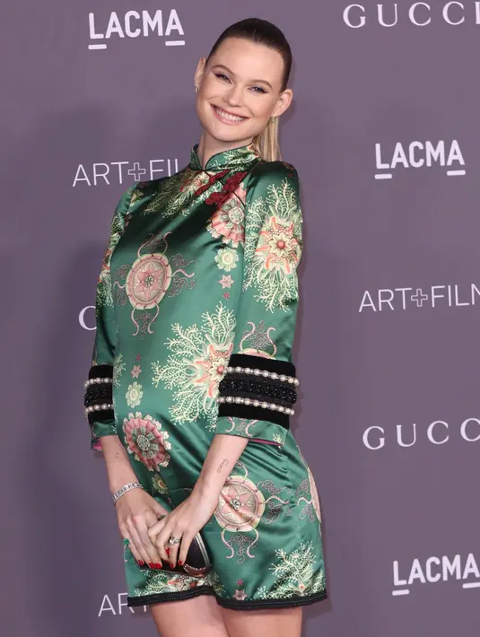 Model Victoria's Secret, Behati Prinsloo berpose di karpet merah LACMA Art + Film Gala yang digelar di Los Angeles, 4 November 2017. Wanita 28 tahun itu tampak memamerkan perutnya yang kian membuncit. (Photo by Willy Sanjuan/Invision/AP)