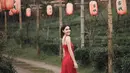 Aura kecantikan perempuan keturunan Belgia dan Thailand saat memakai baju merah kian terpancarkan. Davika terlihat sangat feminin dan senyumnya semakin membuatnya terlihat manis. Fans Davika pasti senyum bahagia melihat foto cantik Davika ini. (Liputan6.com/IG/@davikah)