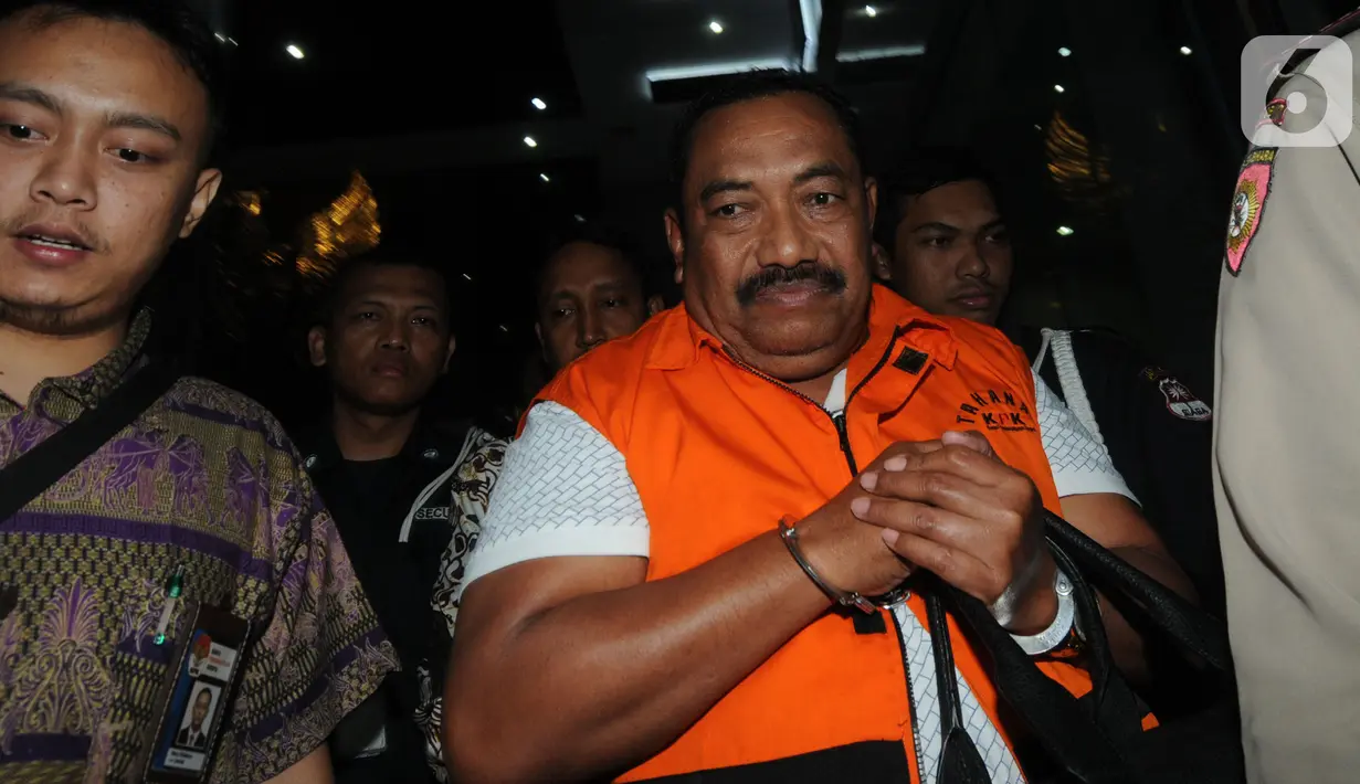 Carsa AS selaku pihak swasta penyuap Bupati Indramayu, Supendi usai menjalani pemeriksaan di Gedung KPK, Jakarta, Rabu (16/10/2019). Carsa AS resmi ditahan untuk mempermudah pemeriksaan terkait memberi suap pengaturan proyek dilingkungan Pemkab Indramayu tahun 2019. (merdeka.com/Dwi Narwoko)