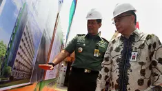 Komandan Paspampres Mayjen TNI Doni Monardo saat melihat rancangan Rusunawa khusus Paspampres yang masih lajang, Jakpus, Kamis (2/10/2014) (Liputan6.com/Johan Tallo)