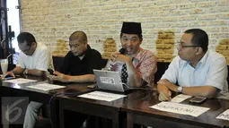 Ray Rangkuti (kedua kanan) saat menggelar konferensi pers terkait Setya Novanto, Jakarta, Minggu (29/11/2015). Koalisi Bongkar Mafia Parlemen mendesak Setnov untuk mundur.(Liputan6.com/Johan Tallo) 