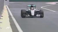 Pebalap Mercedes GP, Lewis Hamilton, saat menjajal Sirkuit Baku pada sesi pertama latihan bebas F1 GP Baku, Jumat (17/6/2016). (Bola.com/Twitter/F1)