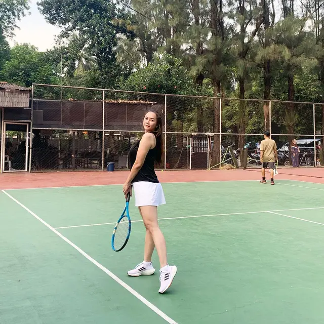 Coba Main Golf, Ini 7 Potret Aura Kasih Tampil Sporty Saat Jalani Olahraga