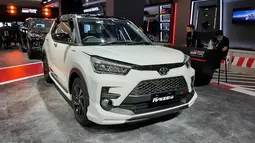 Toyota Raize merupakan salah satu small SUV dengan mesin turbo. Mobil ini didesain dan dikembangkan di Jepang sehingga menghasilkan tampilan ala global product negara maju. Keunggulan utama dari mobil ini terdapat di mesinnya. Unit 1KR-VET 1.000cc 3-silinder turbo bertenaga 98 PS dan torsi 140 Nm mampu memberikan performa kencang dengan keiritan BBM yang sangat baik. Mobil ini juga tersedia fitur keselamatan aktif Toyota Safety Sense. Raize dijual mulai dari Rp233 juta hingga Rp305,7 juta.