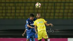 Pemain Bhayangkara FC U-19, Usman Diarra (kanan) berebut bola dengan pemain Persib U-19 pada laga Liga 1 U-19 di Stadion Patriot, Bekasi, (21/7/2017). Persib U-19 bermain imbang 1-1. (Bola.com/Nicklas Hanoatubun)