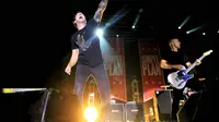 Band asal Kanada, Simple Plan melanjutkan konsernya ke Jakarta. Sebelumnya, Simple Plan menggelar konser di Bali, dalam acara Soundrenaline 2016. Di Jakarta, Simple Plan kembali diserbu penggemarnya. (Adrian Putra/Bintang.com)