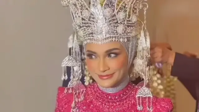Putri Zulhas Dibalut Kebaya Fuschia dan Mahkota saat Resepsi Pernikahan Bersama Zumi Zola Usung Adat Jambi.