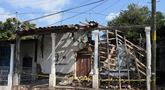 Foto menunjukkan kondisi rumah yang rusak setelah guncangan gempa bumi berkekuatan 6,5 magnitudo di komunitas San Marcos, negara bagian Guerrero, Meksiko pada Jumat 2 Januari 2026. Gempa bumi berkekuatan 6,5 magnitudo yang mengguncang Mexico City, Jumat (2/1/2026) waktu setempat. (Francisco ROBLES/AFP)