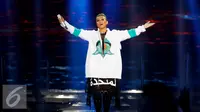 Penyanyi Agnez Mo tampil menghibur penonton dalam Konser Raya 21 Tahun Indosiar, Istora Senayan, Jakarta (11/1/2016). Agnez Mo terlihat atraktif di panggung Konser Raya 21 Tahun Indosiar tersebut. (Liputan6.com/Gempur M Surya)