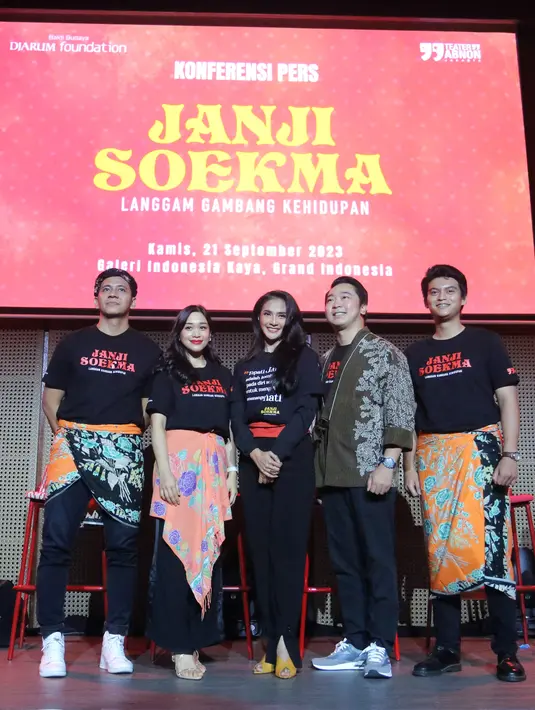 Billy Gamaliel selaku Program Manager Bakti Budaya Djarum Foundation turut memberikan dukungan. “Kami berharap, pementasan yang mengangkat keunikan dari gambang kromong ino dapat menjadi sajian dan wawasan para penikmat seni,” ujar Billy Gamaliel. BBG [Foto: Bambang E Ros/Fimela.com]